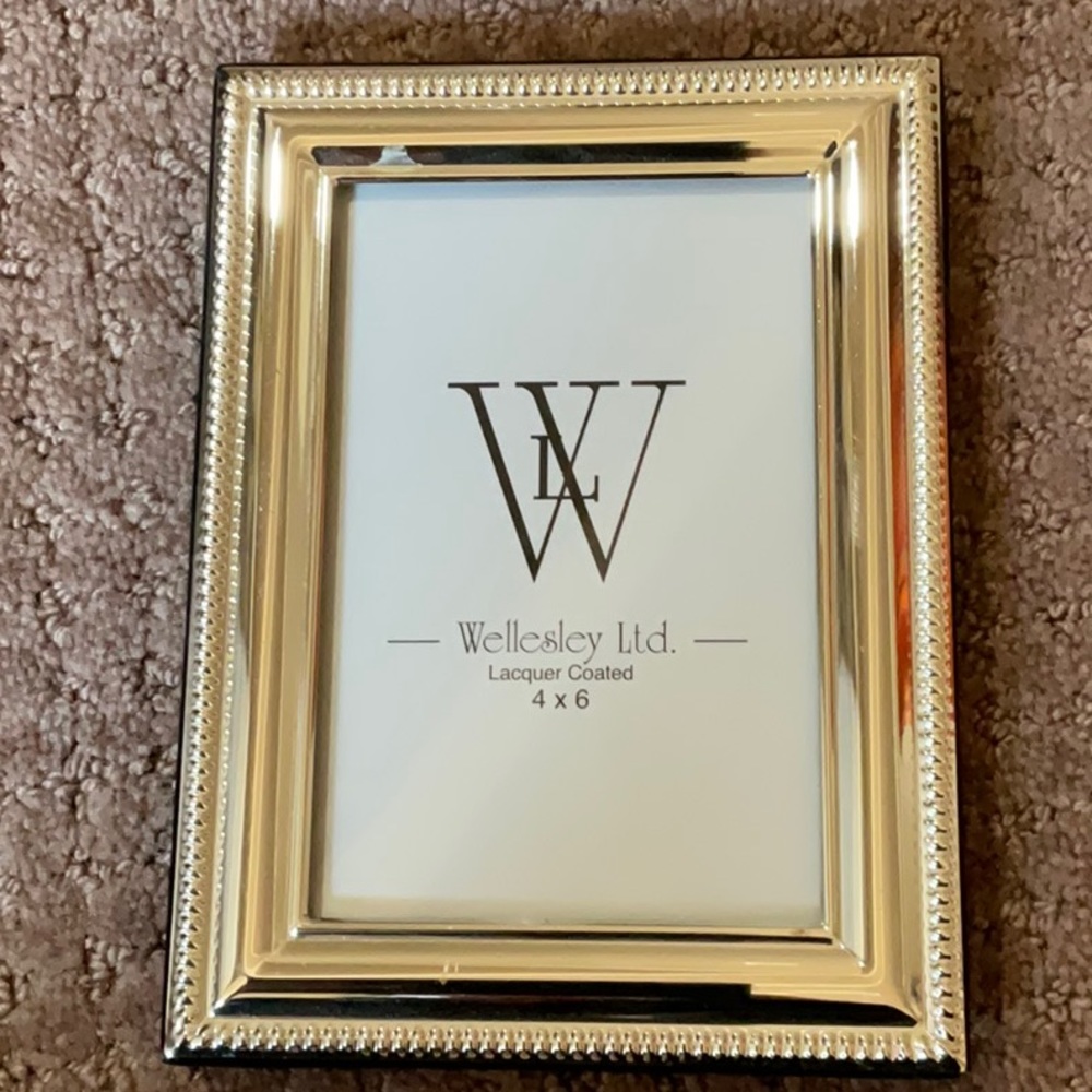 🌷WELLESLEY LACQUER COATED PICTURE FRAME IN SIZE 4X6.